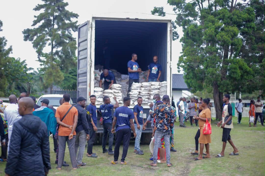 Offloading food supplies for a community distribution exercise
